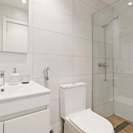 Апартаменты Lovely Fully Equipped Near Subway N7 Лиссабон